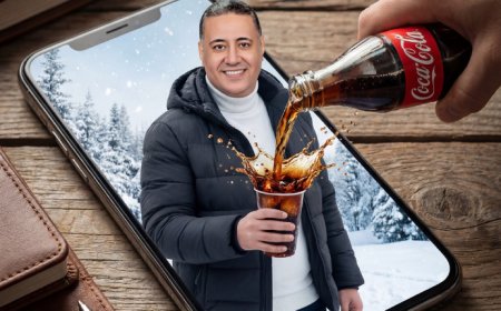 شاب مبتسم ابتسامة دافئة، يرتدي جاكيت منتفخ مع منظر شتوي ثلجي