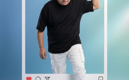 شخص داخل إطار منشور فيسبوك كبير