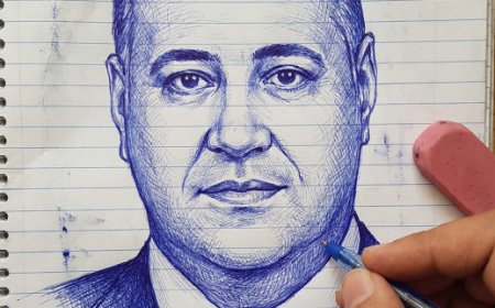 ظلال الحبر الأزرق مع تفاصيل دقيقة وخطوط رفيعة