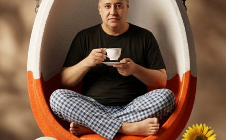 شخصًا محددًا يجلس متربعًا داخل كرسي أرجوحة عملاق مُتقن الصنع