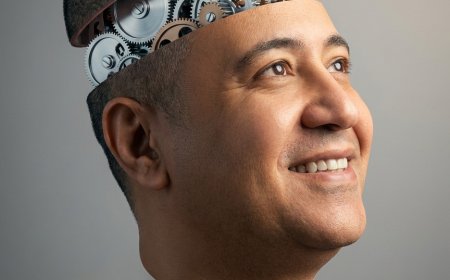 رجل يطفو في الفضاء، وقد تم تفكيكه ليكشف عن آليات داخلية معقّدة بدلاً من التشريح البشري