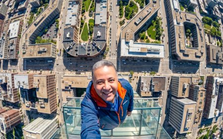 منظور واسع للغاية وديناميكي بعدسة عين السمكة (Fisheye)، ينظر عموديًا إلى الأسفل من ارتفاع شاهق