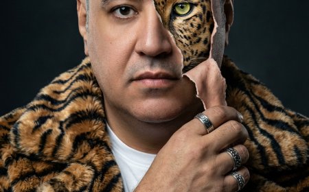 رجل أنيق (بنفس الوجه تمامًا) يرتدي معطفًا صناعيًا بنقشة النمر فوق تي-شيرت أبيض