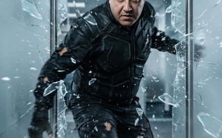 مشهد سينمائي مفصل للغاية يضم استخدام الوجه المرفوع 100% كمرجع كالمفترس في المطاردة، ينفجر من خلال باب زجاجي متجمد