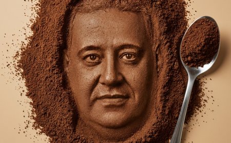 نسخة مطابقة تمامًا لوجه الشخص المرفق، مُشكّلة كطبعة مضغوطة دقيقة التفاصيل داخل قهوة مطحونة