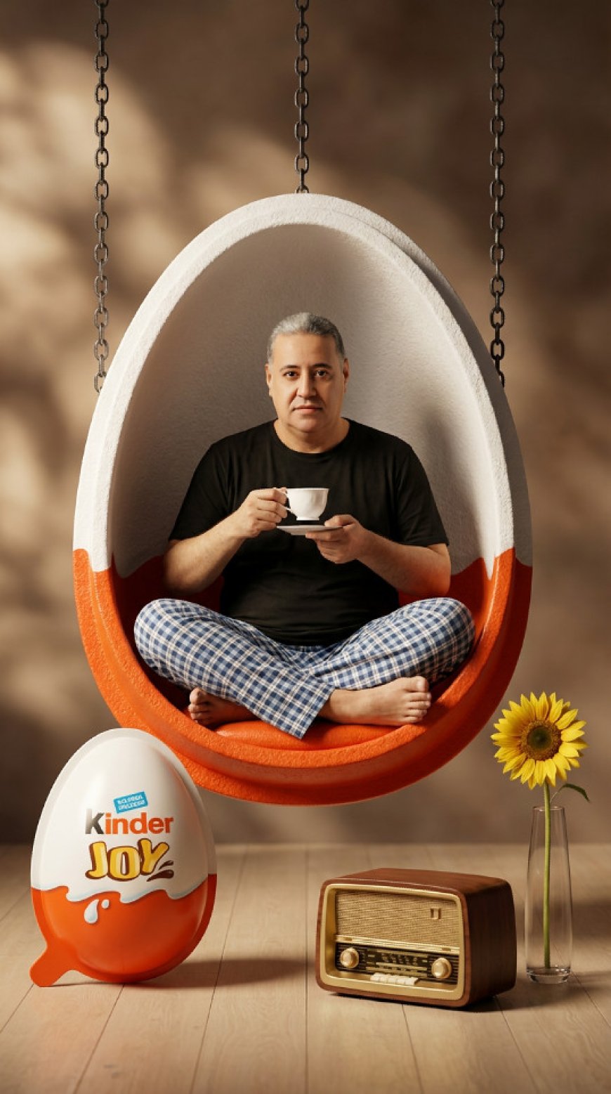 شخصًا محددًا يجلس متربعًا داخل كرسي أرجوحة عملاق مُتقن الصنع